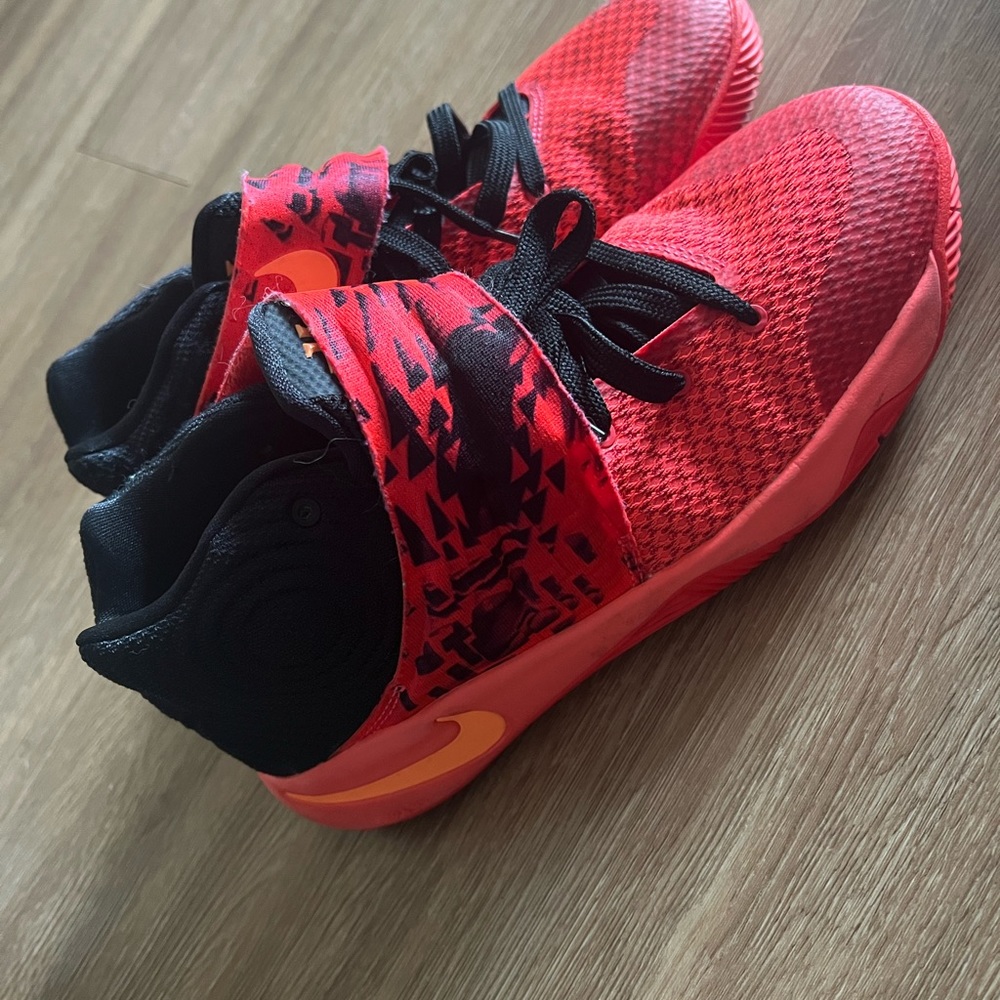 Kylie Irving nike shoes kids size 7Y